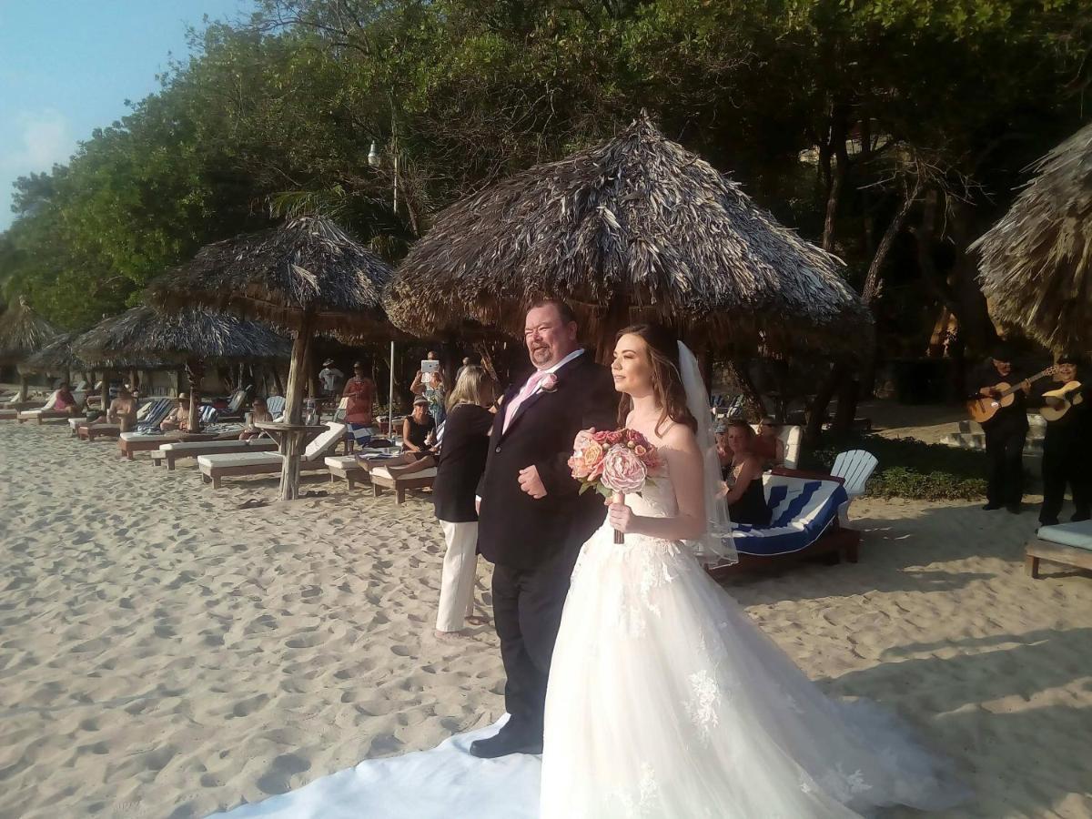 Hotel Catalina Beach Resort Сиуатанехо Экстерьер фото